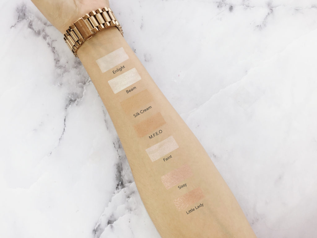 Swatches Morphe x Jaclyn Hill Eyeshadow Palette Review. Aquí les dejo los swatches la paleta de Jaclyn Hill y Morphe en mi brazo sin uso primer. Estos swatches se hicieron con brocha y los bordes se ven marcados porque no fueron difuminados. Estos tonos pueden variar dependiendo de su tono de piel.