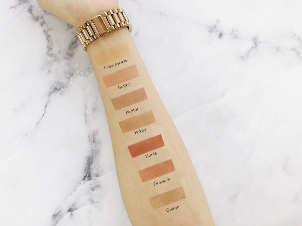 Swatches Morphe x Jaclyn Hill Eyeshadow Palette Review. Aquí les dejo los swatches la paleta de Jaclyn Hill y Morphe en mi brazo sin uso primer. Estos swatches se hicieron con brocha y los bordes se ven marcados porque no fueron difuminados. Estos tonos pueden variar dependiendo de su tono de piel.