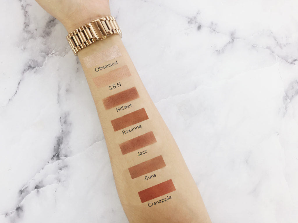 Swatches Morphe x Jaclyn Hill Eyeshadow Palette Review. Aquí les dejo los swatches la paleta de Jaclyn Hill y Morphe en mi brazo sin uso primer. Estos swatches se hicieron con brocha y los bordes se ven marcados porque no fueron difuminados. Estos tonos pueden variar dependiendo de su tono de piel.