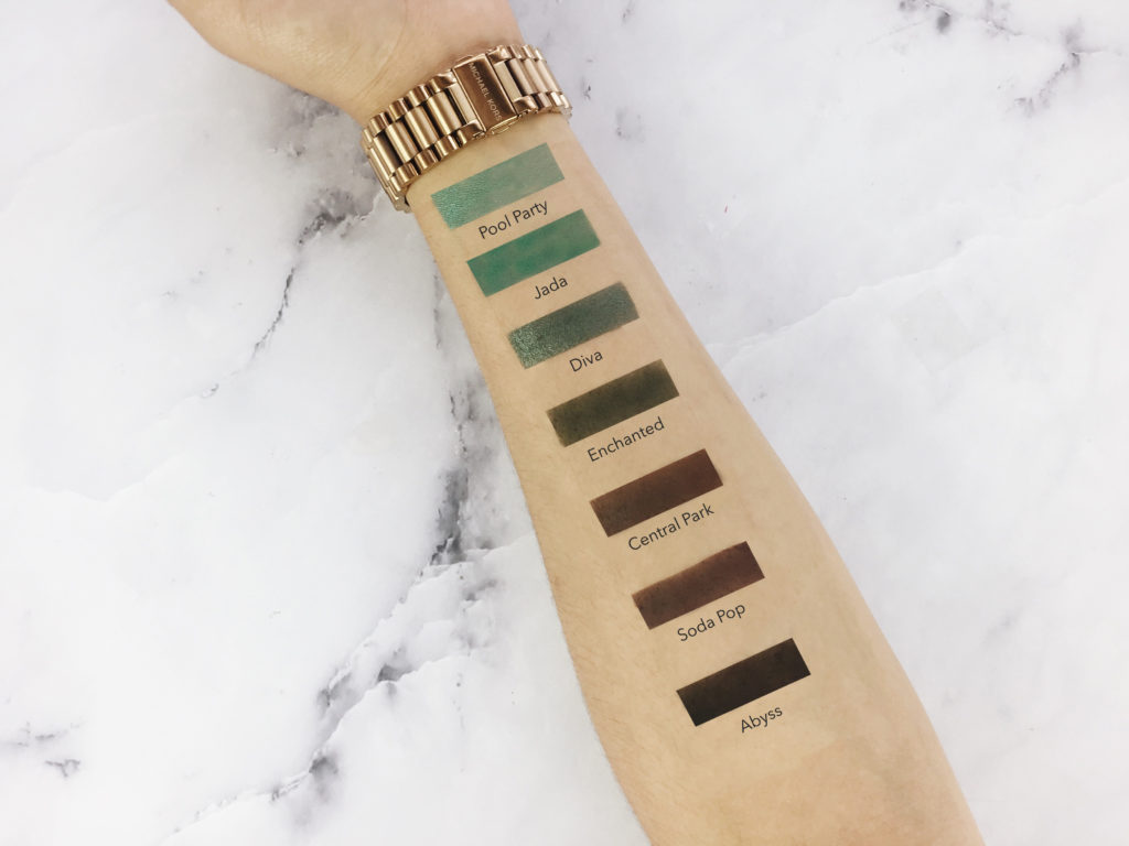 Swatches Morphe x Jaclyn Hill Eyeshadow Palette Review. Aquí les dejo los swatches la paleta de Jaclyn Hill y Morphe en mi brazo sin uso primer. Estos swatches se hicieron con brocha y los bordes se ven marcados porque no fueron difuminados. Estos tonos pueden variar dependiendo de su tono de piel.