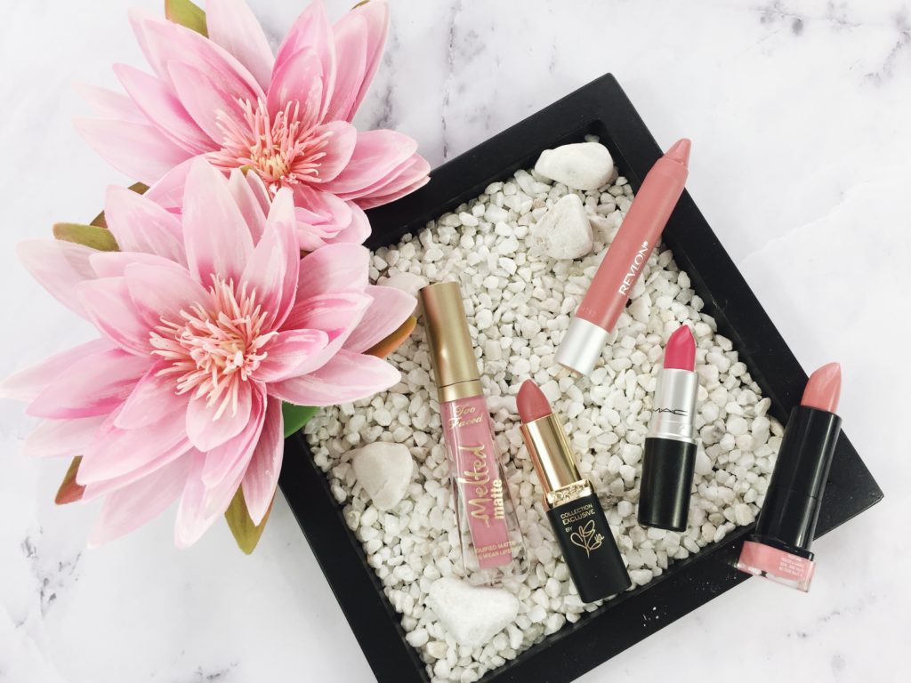 El rosa es uno de mis colores favoritos ya que siempre es buena opción para complementar un look, especialmente si se trata de un look de primavera o verano; además, sí encontramos un labial rosa que nos encante puede ayudarnos demasiado a la hora de maquillarnos. Estos son mis 5 favoritos.