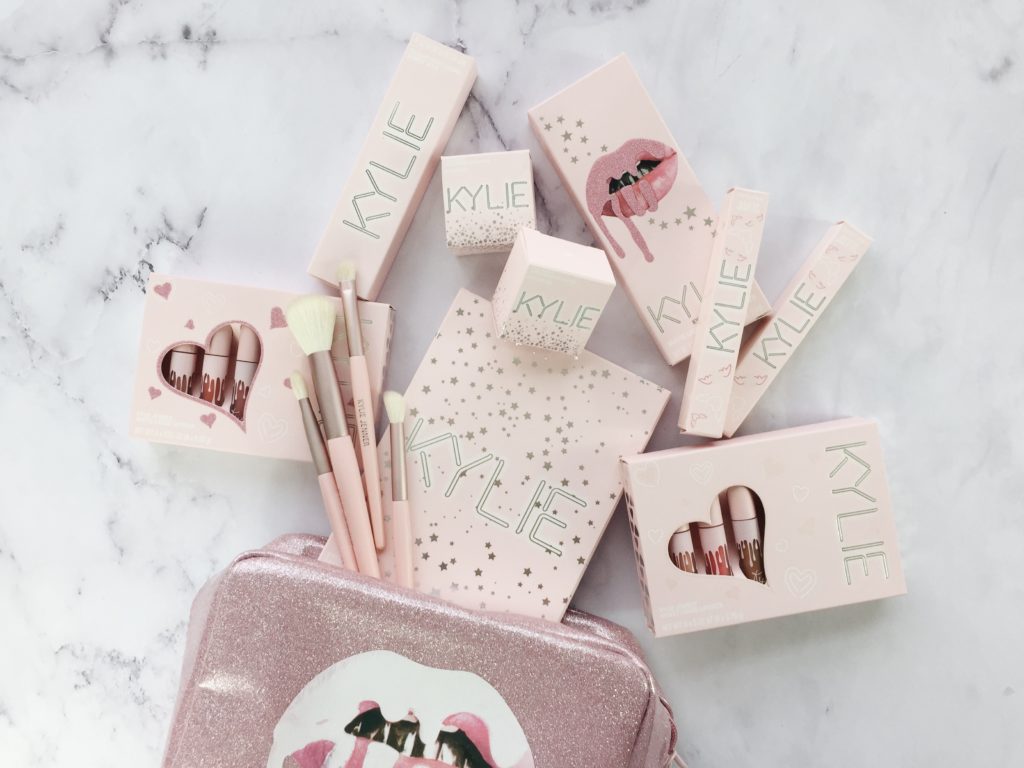 New in | Kylie Cosmetics Birthday Collection Hace unos días recibí la colección de cumpleaños de Kylie Cosmetics. Está colección tiene 11 productos, los cuales vienen en un empaque mate en un tono rosa bebé, para mí, este es el empaque más bonito que han sacado hasta ahora.La colección incluye labiales, iluminadores, brochas, una paleta de sombras y una bolsa de maquillaje. Si han visto colecciones pasadas de esta marca sabrán que por lo general son muy grandes e incluyen demasiado producto; y está no es la excepción. Me gustaría enseñarles lo que viene en la colección, así como lo que me gusta y lo que no de cada uno. Si les interesa saber mi opinión sigan leyendo.