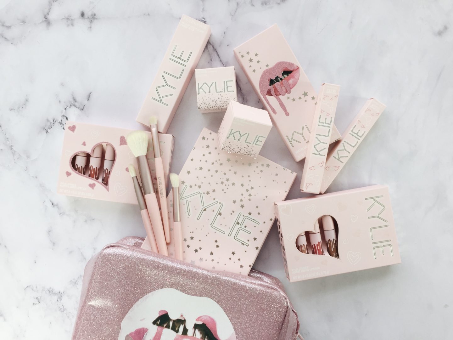 New in | Kylie Cosmetics Birthday Collection Hace unos días recibí la colección de cumpleaños de Kylie Cosmetics. Está colección tiene 11 productos, los cuales vienen en un empaque mate en un tono rosa bebé, para mí, este es el empaque más bonito que han sacado hasta ahora.La colección incluye labiales, iluminadores, brochas, una paleta de sombras y una bolsa de maquillaje. Si han visto colecciones pasadas de esta marca sabrán que por lo general son muy grandes e incluyen demasiado producto; y está no es la excepción. Me gustaría enseñarles lo que viene en la colección, así como lo que me gusta y lo que no de cada uno. Si les interesa saber mi opinión sigan leyendo.