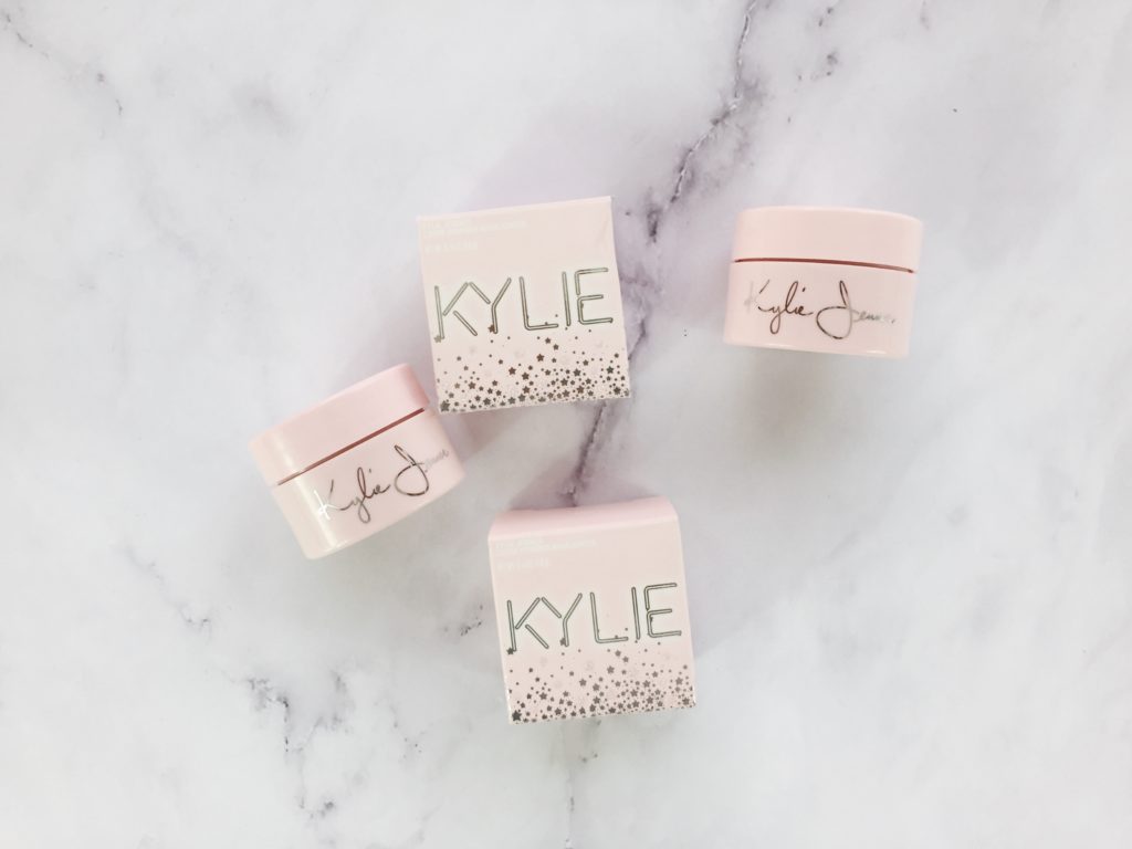 Ultra Glow Loose Powder Highlighter Como su nombre lo dice estos son iluminadores en polvo y son de los más recientes lanzamientos de Kylie Cosmetics. El empaque es sencillo, tiene agujeros que permiten distribuir el producto; por lo cual es funcional y sencillo.