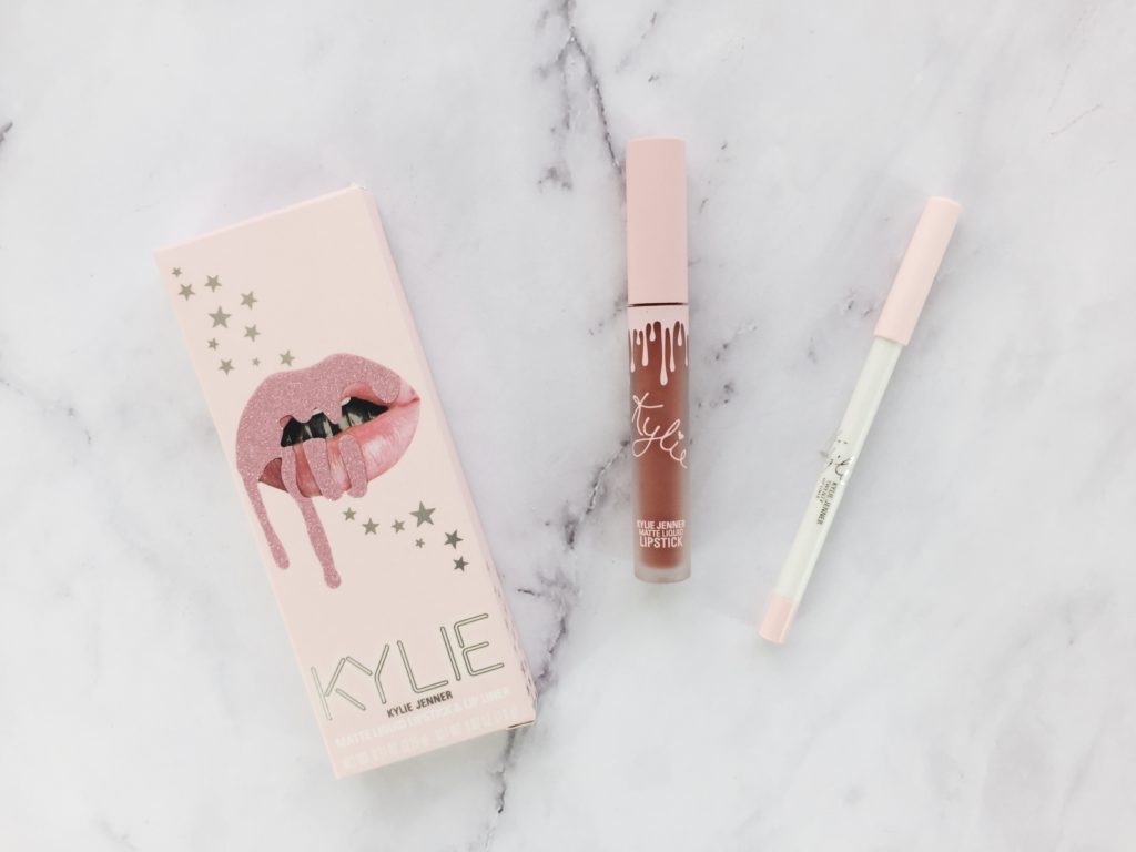 Matte Lip Kit en Twenty  Este Lip Kit tiene la misma fórmula que los demás labiales mate que la marca maneja, la aplicación no se ve parchada y está muy bien pigmentando. Es un tono nude muy bonito que complementa muy bien cualquier tono de piel; para mi es un labial que se puede usar en un makeup look de diario. En está ocasión el delineador viene con un empaque especial en color blanco que hace juego con el resto de la colección, la fórmula de este es cremosa y sencilla de aplicar. 