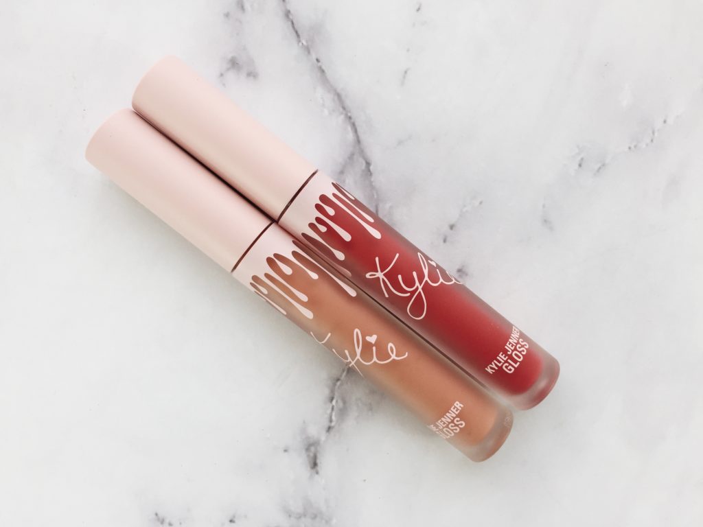 Gloss Estos nuevos glosses tienen la misma fórmula que los anteriores de la marca. Conservan el mismo olor a vainilla que los identifica  y están muy bien pigmentados. La textura no es pegajosa y se pueden usar solos o sobre algún labial para darle otro efecto. Los dos tonos qué hay son Cupcake (Soft Peachy Pink) y Cherry Pie (Bright Pomegranate Punch).