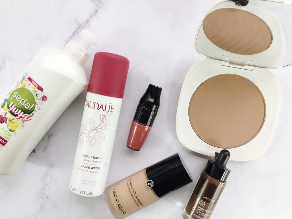 Este mes tuve 6 productos que fueron mi go-to, desde maquillaje, skincare y haircare. Me gustaría compartir con ustedes el porque he disfrutado tanto de cada uno de estos productos. Este mes mis productos favoritos de maquillaje están enfocados en conservar una tez bronceada pero natural, porque para mí, Agosto fue un mes de momentos nublados y soleados en que mis makeup looks no sabían a donde inclinarse. 