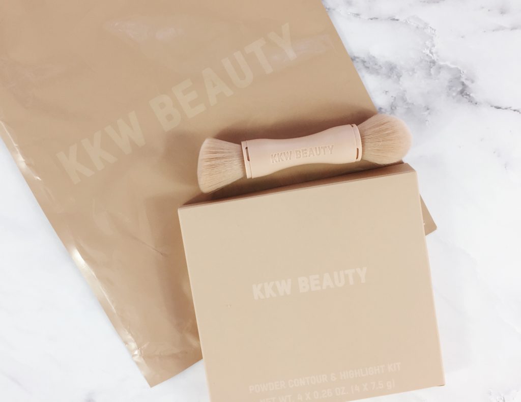 Hace unos meses Kim Kardashian lanzó su linea de belleza y como toda una beauty addict tenía que probar su primer producto, un set de contour sticks. Perfectos para cualquier tono de piel (pueden leer mi review aquí). Este primer lanzamiento de KKW Beauty me dejo fascinada y cuando me enteré que habría un segundo lanzamiento no dude en en conseguirlo. En esta ocasión se trata de sets de contour en polvo los cuales están diseñados para complementar cualquier tono de piel. Si están interesados en mi review sigan leyendo aquí abajo.