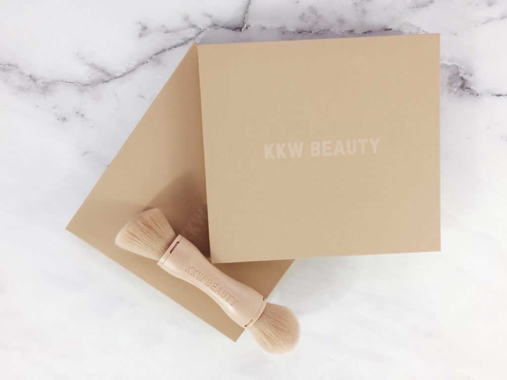 Hace unos meses Kim Kardashian lanzó su linea de belleza y como toda una beauty addict tenía que probar su primer producto, un set de contour sticks. Perfectos para cualquier tono de piel (pueden leer mi review aquí). Este primer lanzamiento de KKW Beauty me dejo fascinada y cuando me enteré que habría un segundo lanzamiento no dude en en conseguirlo. En esta ocasión se trata de sets de contour en polvo los cuales están diseñados para complementar cualquier tono de piel. Si están interesados en mi review sigan leyendo aquí abajo.