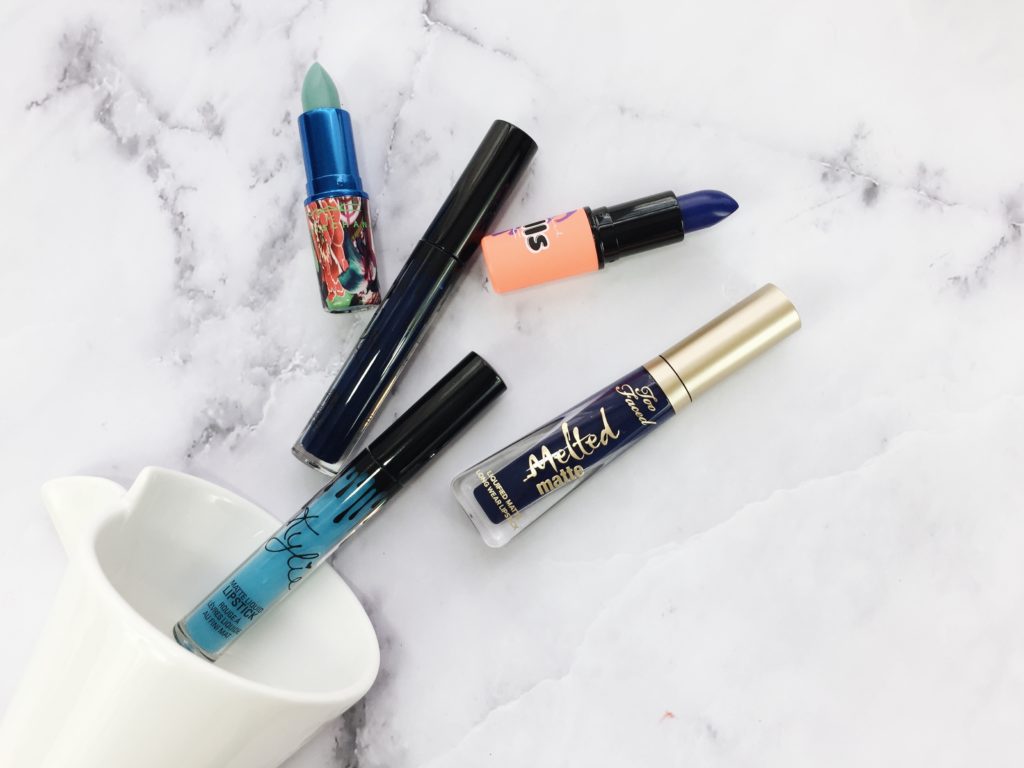 Esta semana como parte de la serie: 5 labiales que necesitas probar decidí platicarles sobre labiales azules. El azul es un color que se ha vuelto muy popular y en lo personal me gusta mucho para el maquillaje, ayuda mucho a darle un giro divertido a nuestro look. Encontrar un labial azul que nos encante puede ayudarnos demasiado a la hora de maquillarnos y de experimentar en el maquillaje, al final del día el maquillaje es una manera de esperarnos y de divertirnos. Aquí les comparto mis 5 favoritos.