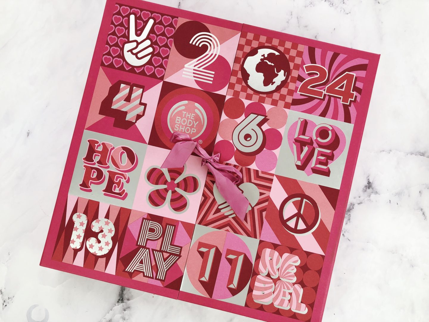 Este año The Body Shop México sacó dos calendarios de adviento distintos y yo tuve la oportunidad de conseguir ambos, por lo que estoy muy emocionada. Este es The 25 Days Ultimate Advent calendar y me gustaría platicarles sobre su contenido y mi opinión sobre este. Para todos aquellos que apenas consiguieron el calendario (que por cierto está en rebajas) este post contiene spoilers.