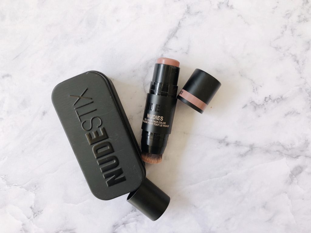 Nudies All Over Face Color de Nudestix: una de mis marcas favoritas de este mes ha sido Nudestix, me ha encantado porque manejan un concepto increíble: Go nude but better, que se trata de no ocultar nuestra piel sino complementarla, resaltando nuestra belleza; además son ideales para un makeup-no makeup. Este face color es básicamente un rubor y labial en barra, me gusta porque es súper cremoso, fácil de difuminar y de transportar, se los recomiendo mucho para un look monocromático. (Pronto les dejaré un review de esta marca, en donde les platicó todo sobre ella).