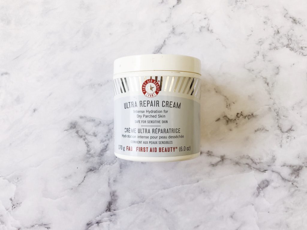 Ultra Repair Cream de First Aid Beauty: Está crema ha sido mi salvación para las noches que son demasiado frías, me gusta porque tiene una hidratación muy intensa y es segura para pieles sensibles por lo que no irrita o quema nuestra piel. Un tip es usarla también en nuestro cuello y manos para combatir la resequedad del frío.