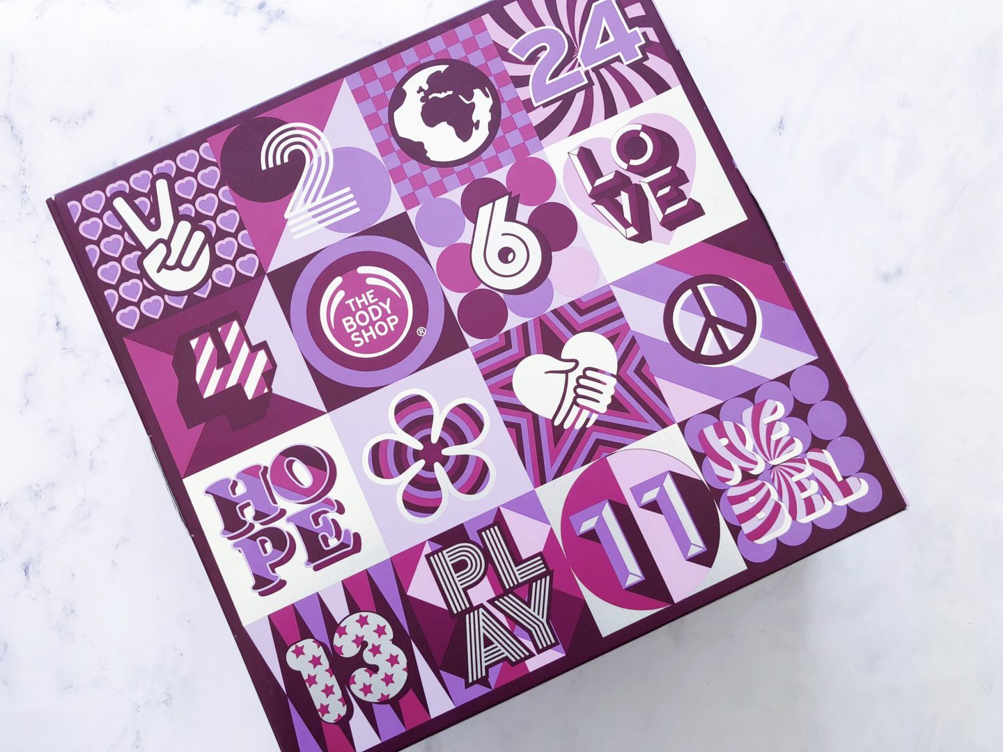 ¿Recuerdan que les conté de los dos calendarios de adviento que The Body Shop México sacó este año? Pues este post se trata del The 24 Days Beauty Advent Calendar y me gustaría platicarles sobre su contenido, mi opinión sobre este y el en qué se diferencia del anterior. Recuerden que aún pueden conseguir este calendario (con rebaja) y que este post contiene spoilers.