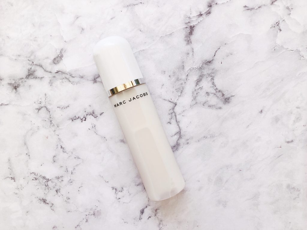 Perfecting Coconut Setting Mist de Marc Jacobs Beauty: Para mi fijar el maquillaje se ha vuelto una parte super importante de mi rutina y uno de los fijadores que más me gusta es este de Marc Jacobs que no solo fija mi maquillaje si no, hidrata la piel y huele delicioso; a coco.