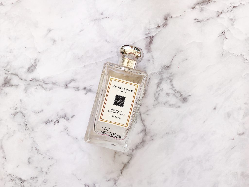 Peony & Blush Suede Cologne de Jo Malone London: Los perfumes de Jo Malone son de mis favoritos porque tienen la cualidad de que puedes mezclar aromas para crear un aroma único y personalizado para ti. Este de aquí me encanta porque es muy floral y sin importar la temporada del año es un aroma que me va bien.