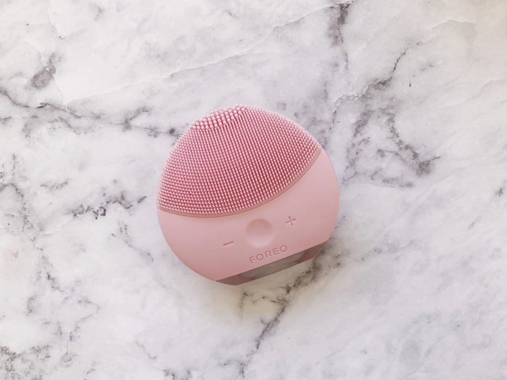 Foreo Luna. Limpiar nuestro rostro es muy importante y cuando solo masajeamos con nuestras manos no obtenemos una limpieza profunda; Foreo es una marca que me encanta porque tiene aparatos innovadores para el cuidado de nuestra piel y este es un ejemplo de ello. Me gusta porque es practico de guardar, es de silicon por lo que limpiarlo es sencillo y no lastima nuestra piel, definitivamente he notado un cambio en mi piel cuando lo utilizo. 