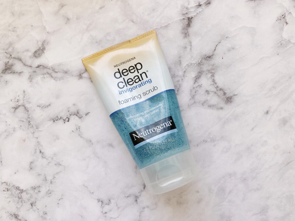 Neutorgena Deep Clean Foaming Scrub. Hay una gran diferencia entre solo limpiar nuestro rostro y exfoliarlo, es muy importante que al menos una vez a la semana exfoliemos nuestra piel porque así removemos células muertas y quitamos abscesos. Este exfoliante de Neutrogena me ha ayudado mucho porque hace su trabajo, o sea que exfolia bien pero no maltrata o es muy agresivo con mi rostro; por lo que después de utilizarlo no siento reseca o acartonada mi piel. 