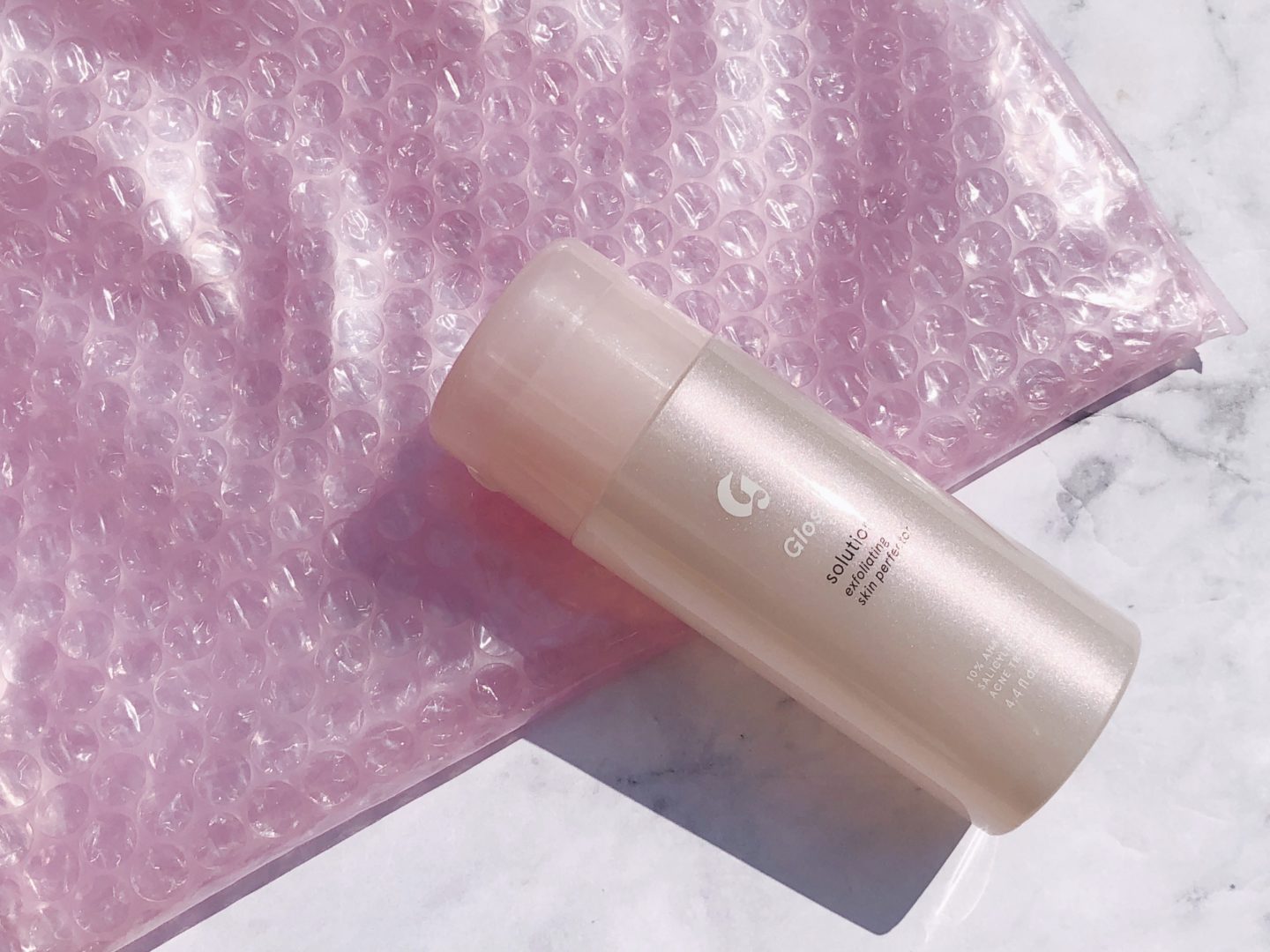 Glossier Solution Review Este es un post un poco diferente, se trata de un review de un producto que nunca habría pensando probar, pero la verdad es que últimamente había estado sufriendo mucho de piel y necesitaba darle una ayuda. Este post es distinto porque será en modo entrevista conmigo misma y aquí responderé todas las preguntas que yo tenia al iniciar, durante el proceso y un mes después de usar la Solution Exfolating de Glossier.