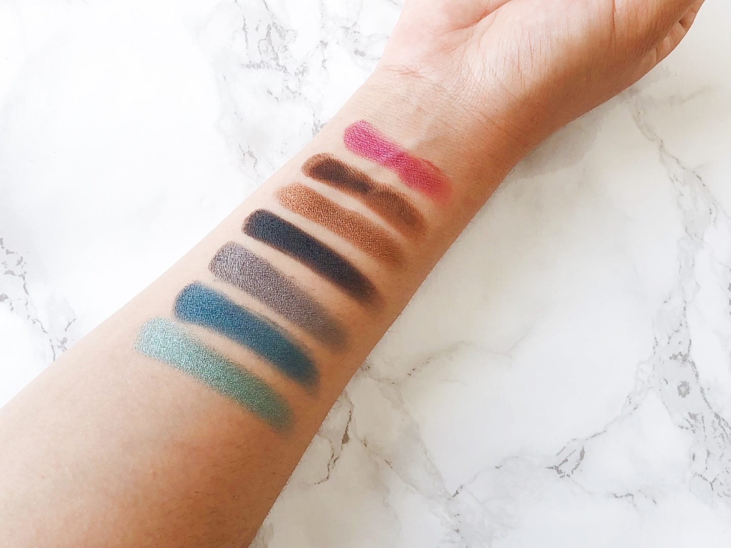 Aquí les dejo los swatches de la paleta Born To Run de Urban Decay en mi brazo, sin uso de primer y sin difuminar. Recuerden que estos tonos pueden variar dependiendo de su tono de piel.