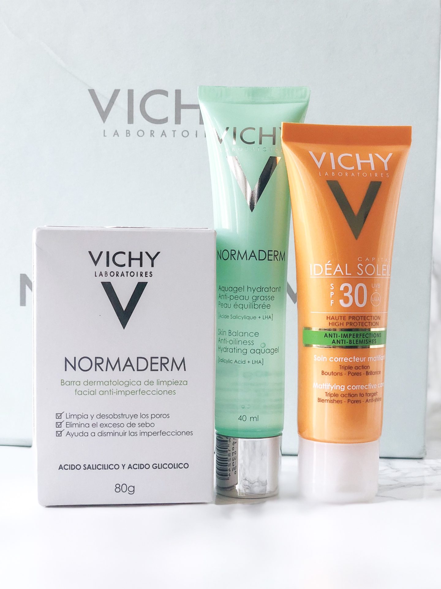 Algo que me encanta es cuidar de mi piel, es por eso que hoy me gustaría enseñarles mi rutina de belleza con la línea Normaderm de Vichy. 