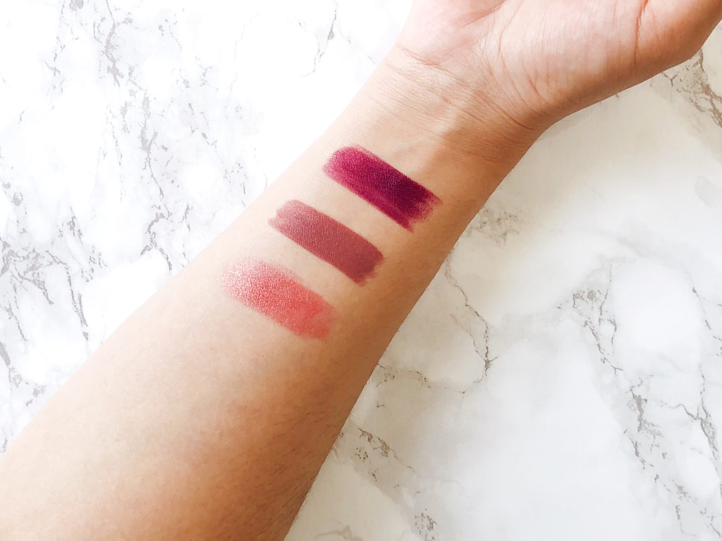 Si hay algo que me gusta más que las sombras, son los labiales y esta colección incluye tres labiales distintos. Estos labiales tienen tres tonos y terminados distintos, están bien pigmentados y son cremosos por lo que deslizan con facilidad.