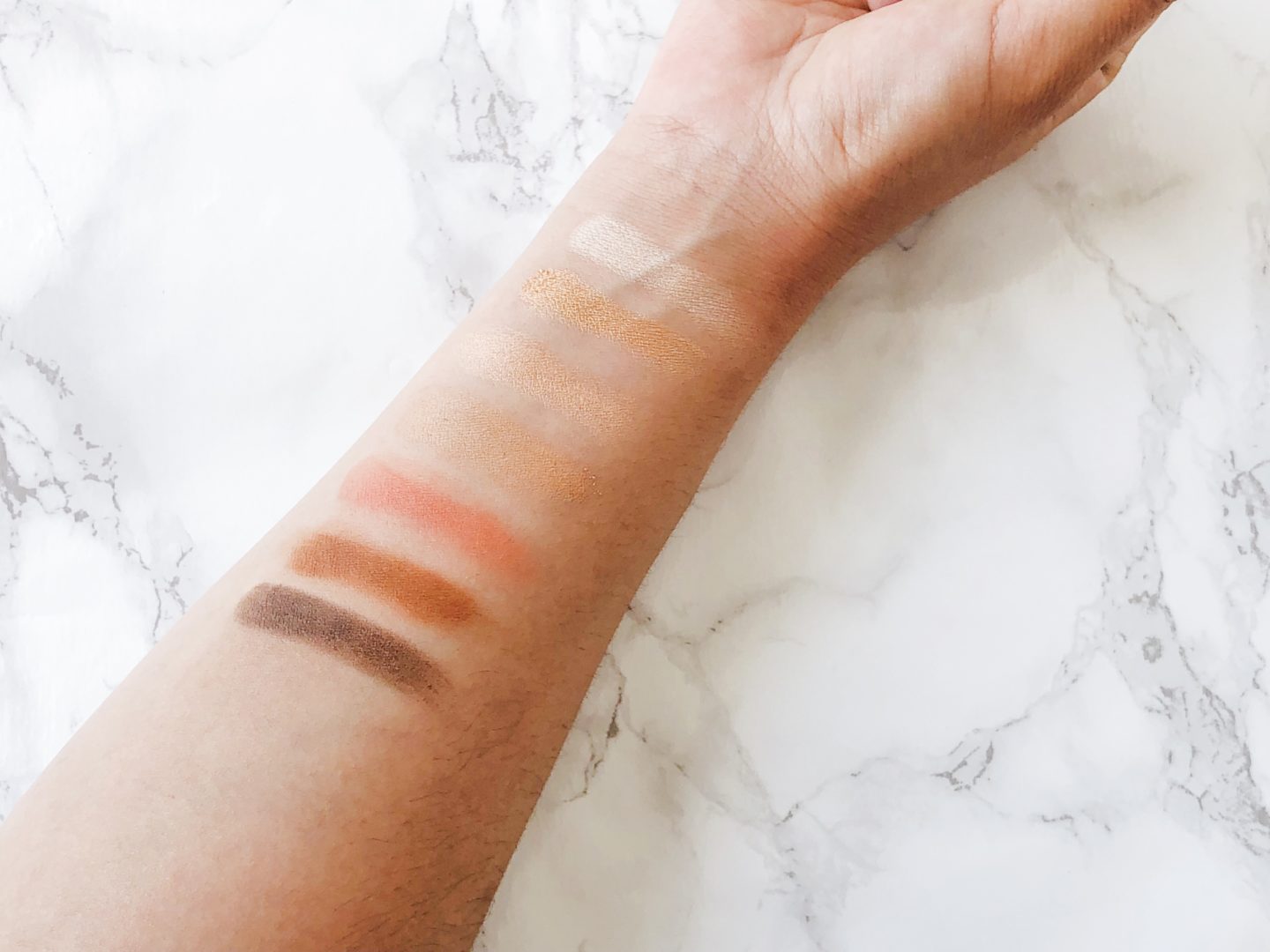 La paleta tiene 21 sombras que permiten crear desde un look neutral hasta uno colorido. Los tonos van desde nubes, corales, magentas y verdes. 