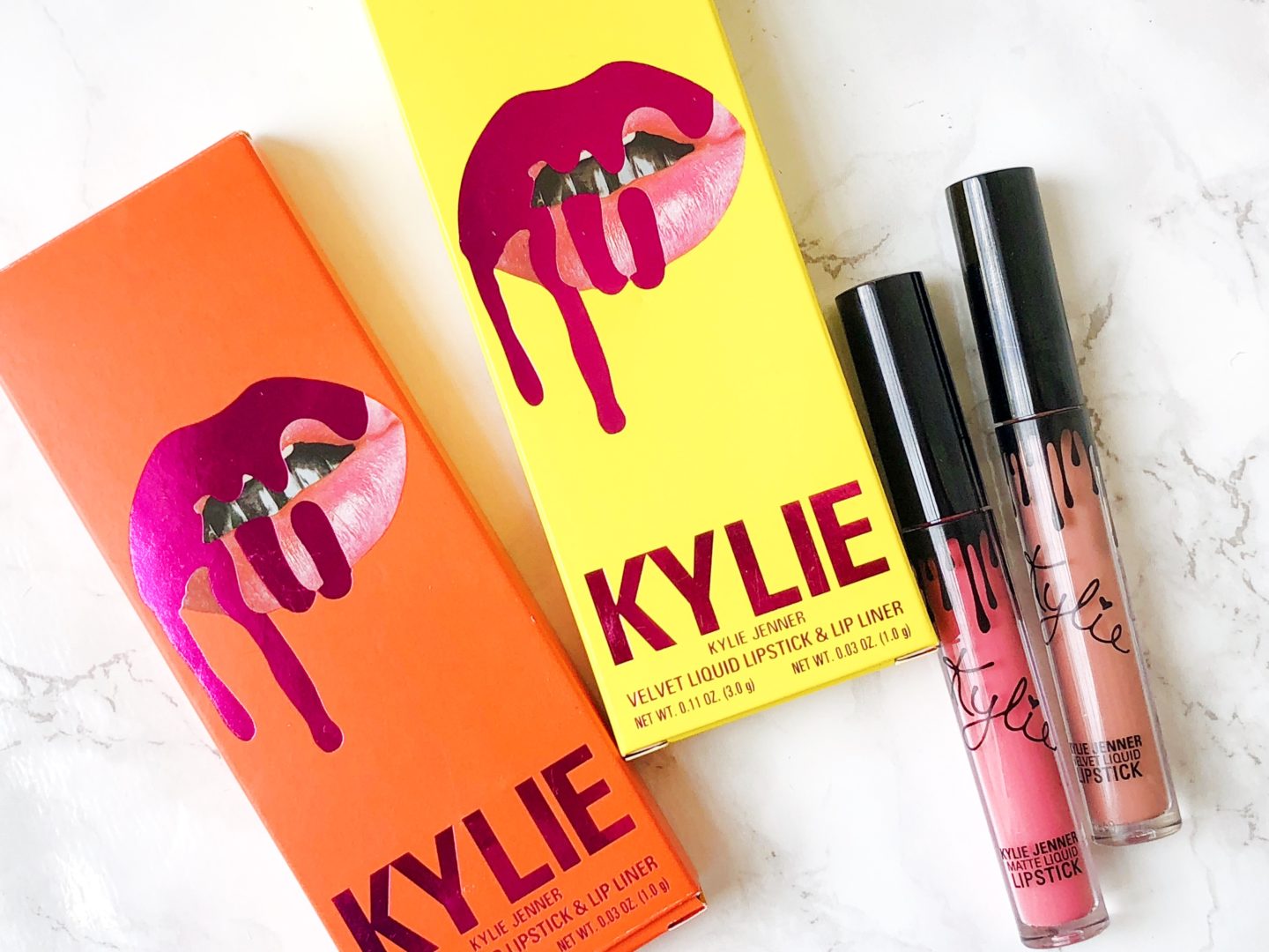 Lip Kits  Los lip kits de Kylie son su producto estrella, a mi me gustan porque son 2 en 1. Delineador y labial del mismo tono, en esta ocasión hay dos formulas la matte y la velvet. 