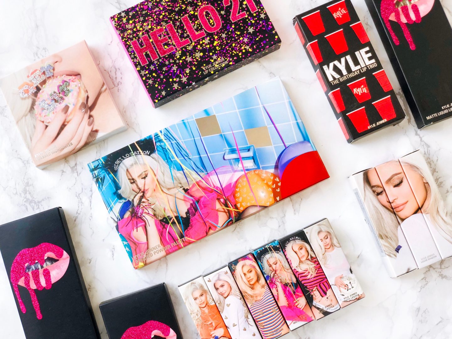 ¿Tienen algún placer culposo? El mío sin duda serian las Kardashian y la verdad acá entre nosotros me encantan. Esta es una de las razones de que Kylie Cosmetics sea una marca favorita del blog. Hoy les quiero platicar de la Birthday 21 Collection.