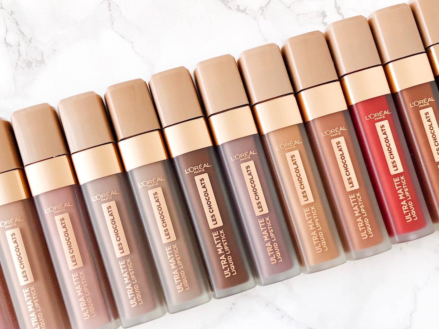 Hay dos cosas en este mundo que me fascinan los labiales y el chocolate, así que al enterarme del nuevo lanzamiento de L’Oréal Les Chocolats alucine por completo. Si quieren saber más sobre estos deliciosos labiales sigan leyendo. 