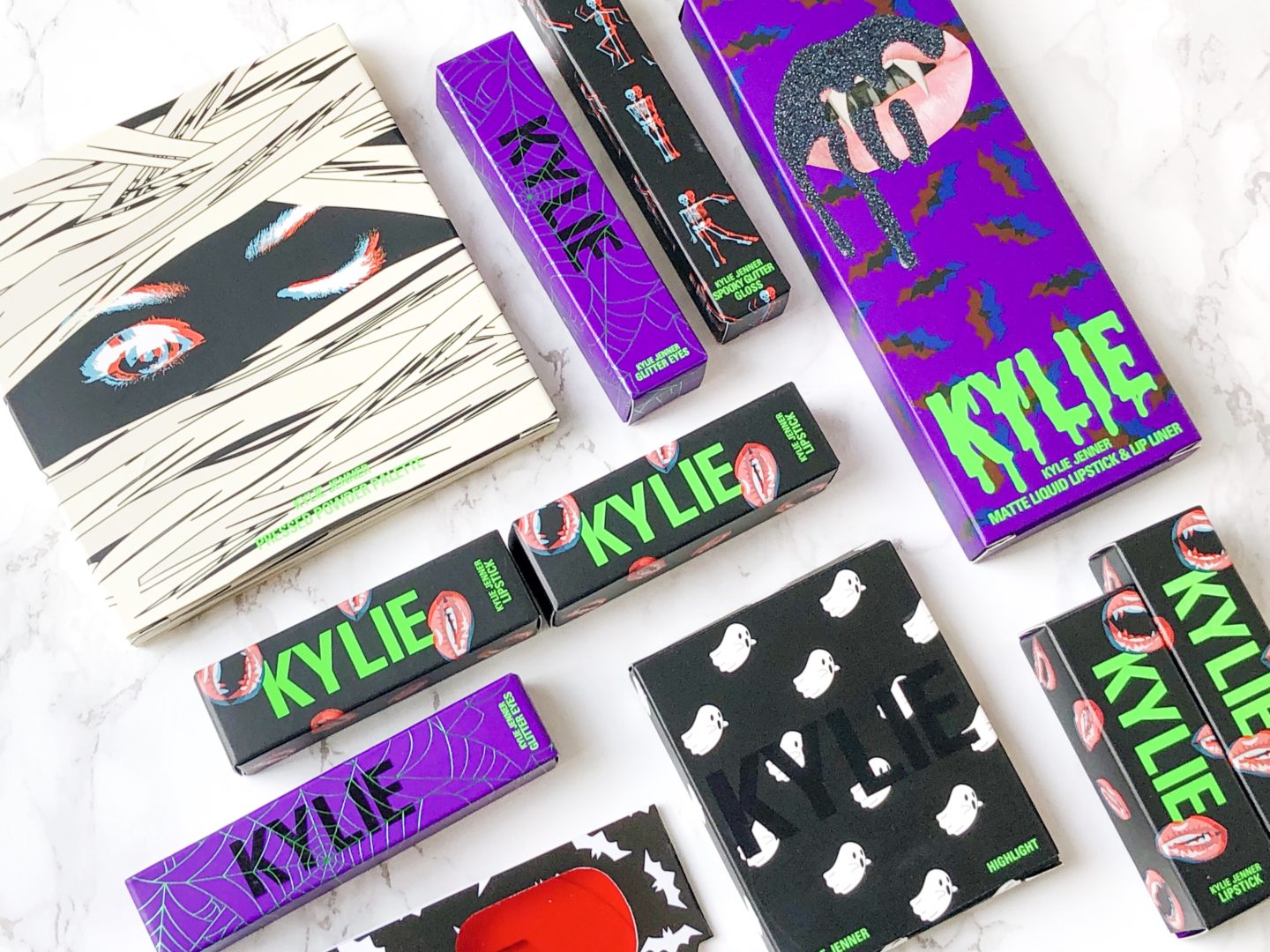 Nunca he sido muy fan de Halloween pero cuando vi la colección de Kylie Cosmetics debo confesar que morí un poquito de emoción. The Halloween Collection incluye 11 productos, los cuales tienen un empaque alusivo a la temporada (momias, vampiros, esqueletos) y un efecto 3D. La colección incluye una paleta de sombras, un lip kit, un gloss, labiales en barra, un iluminador y sombras líquidas. 