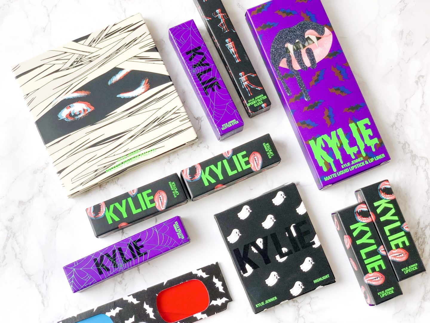 Nunca he sido muy fan de Halloween pero cuando vi la colección de Kylie Cosmetics debo confesar que morí un poquito de emoción. The Halloween Collection incluye 11 productos, los cuales tienen un empaque alusivo a la temporada (momias, vampiros, esqueletos) y un efecto 3D. La colección incluye una paleta de sombras, un lip kit, un gloss, labiales en barra, un iluminador y sombras líquidas. 