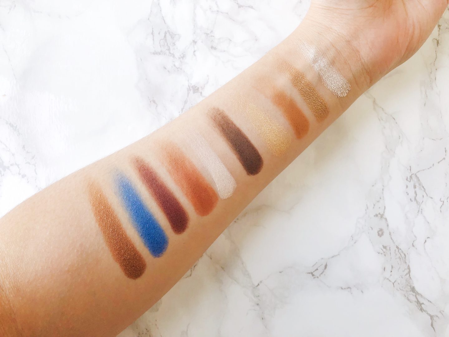 Aquí les dejo los swatches de la paleta KKW x Mario en mi brazo, sin difuminar y sin uso de primer. Recuerden que estos tonos pueden variar dependiendo de su tono de piel.